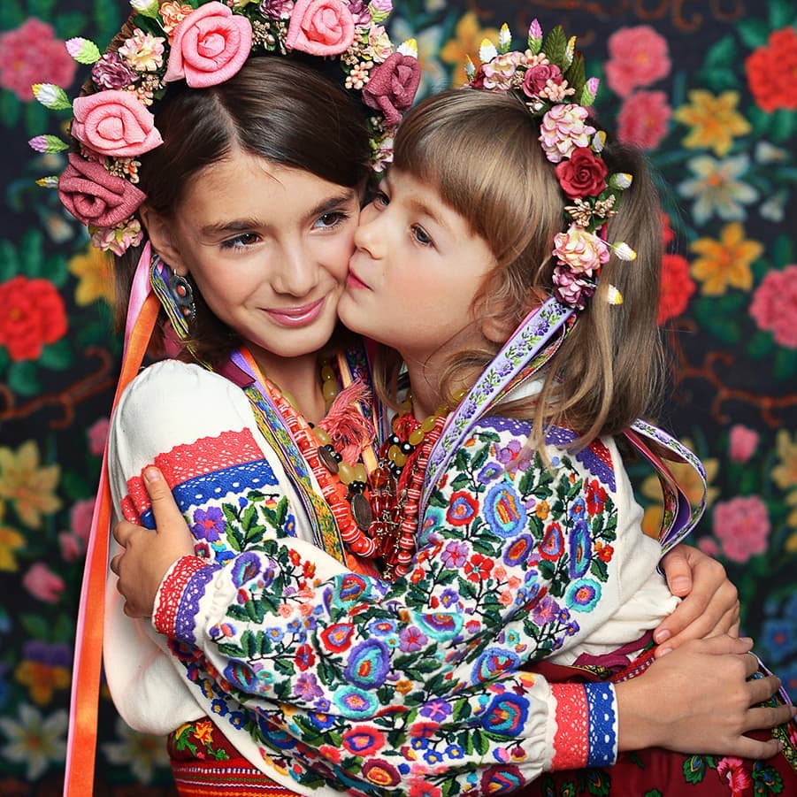 絕美的花仙子 烏克蘭 傳統精緻花冠 每個都是獨一無二用精美頭飾 團結人民之心 美到令人難忘 人生向前走